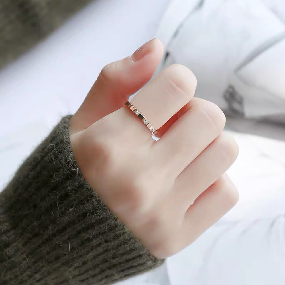 Fashionable Women's Ring With Three Diamonds
