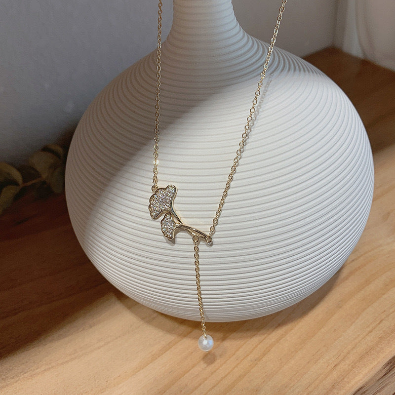Women's Retro Elegant Leaf Tassel Necklace